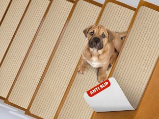 Tappetini antiscivolo per scale che aiutano un cane anziano a salire senza scivolare